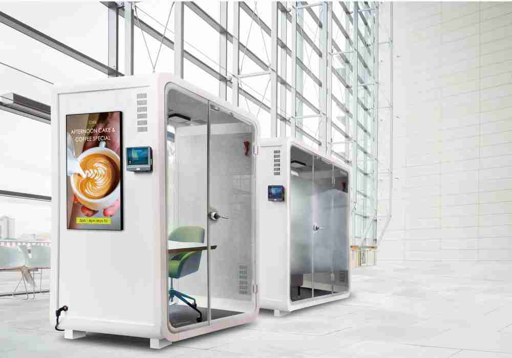 NG大舞台子公司达擎之智慧行动办公舱，，采用PDLC智能调光玻璃设计，，，，透过通电与断电的电流切换，，呈现透明与雾面效果，，，，具节能降耗特性并兼顾隐私，，确保信息安全