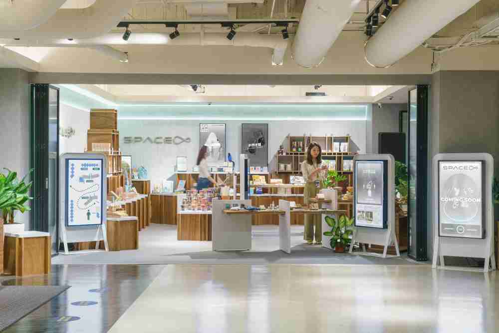 NG大舞台打造永续选物商店，，，展示社企及社创商品，，，，结合创利空间所开发的智能零售系统，，整合多元产品信息，，，让无人商店扮演公益行动的推手