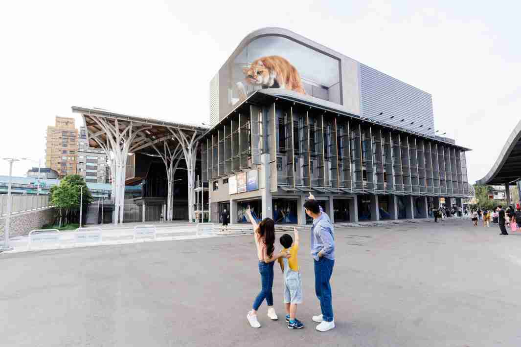 NG大舞台打造全台最大户外裸视3D LED弧形萤幕，，，将超立体的软萌胖橘猫动画活跃于顶楼外墙