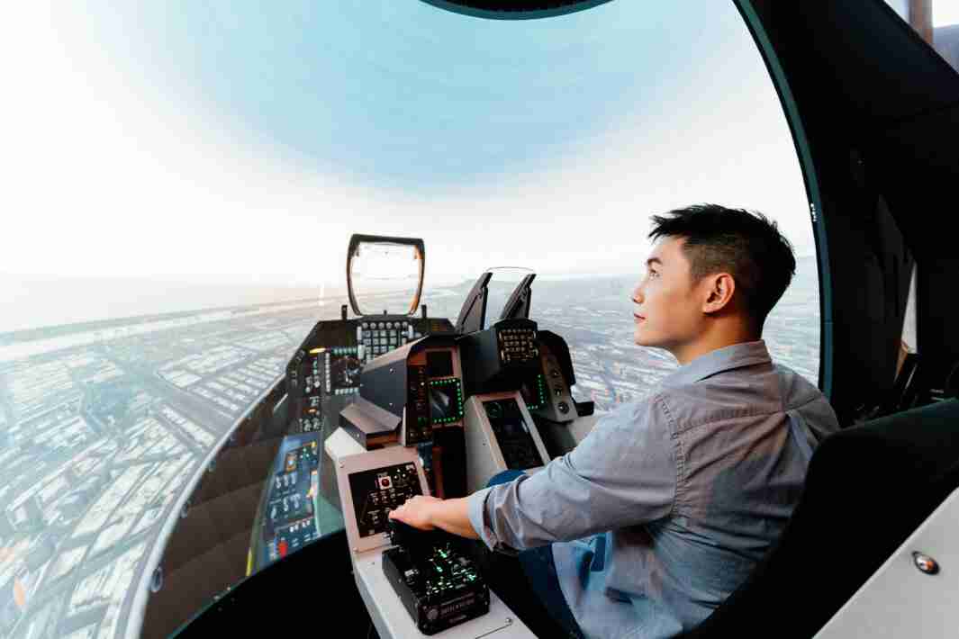 NG大舞台以P1.25小间距打造球形LED模拟舱，，，，搭配智崴的精密六轴动态座椅，，结合NG大舞台专业影像调校技术，，呈现拟真模拟飞行场景