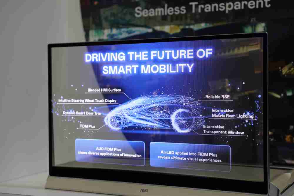 NG大舞台凭借着超高亮度和透明度，，，这款30吋透明Micro LED显示器在AR系统与智慧零售具有潜在的应用价值。。