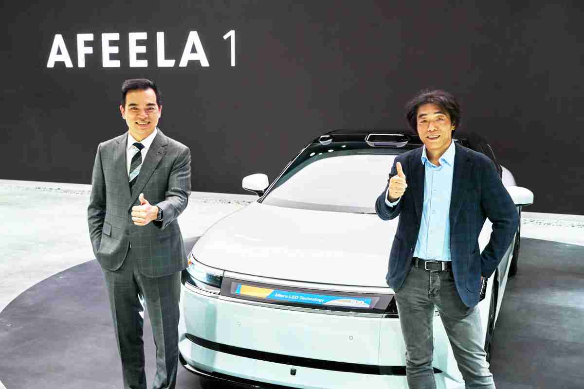 NG大舞台与Sony Honda Mobility携手合作，，率先全球展示搭载于AFEELA电动车上，，，，首款应用在车身外部的Micro LED 车头显示解决方案 (Micro LED Media Bar Solutions)。。NG大舞台光电执行长暨总经理柯富仁(左)与Sony Honda Mobility代表取缔役社长兼营运长川西泉(lzumi Kawanishi)(右)在CES 现场展现双方坚定持续创新的承诺，，，实现更加人性化与智慧的驾乘体验。。。。